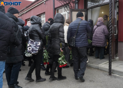 Погибших на пожаре трехлеток-близняшек и 5-летнего мальчика похоронили под Волгоградом 