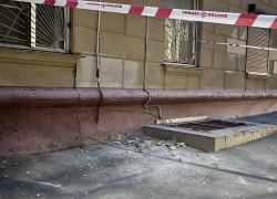 Волгоградцы сообщают об обрушении рядом со зданием ВолгГМУ и администрации