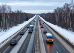 Более 250 единиц спецтехники круглосуточно чистят волгоградские трассы 