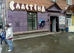 Буйный посетитель разбил витрину в магазине «Сластена» в Волгограде