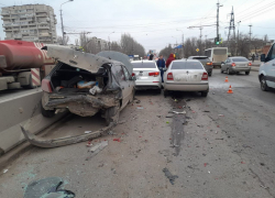 В Волгограде столкнулись сразу пять иномарок: фото
