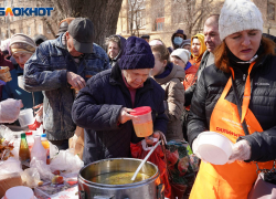«В крепкие морозы приходит ещё больше»: голодные дети и взрослые стоят в очереди за горячей едой в Волгограде