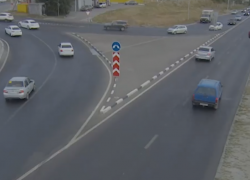 "Мертвая, наверное": шок-наезд иномарки на столб попал на видео в Волгограде