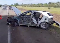 Пассажир погиб в раздавленной под  «КамАЗом» иномаркой в Волгоградской области