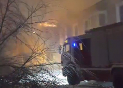 Многоквартирный дом в Волгограде сгорел на глазах своих бывших жильцов
