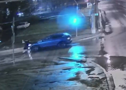 Mazda «боднула» женщину-пешехода в Волгограде: момент попал на видео