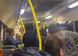 Волгоградцы устроили драку в автобусе 9 Мая: видео