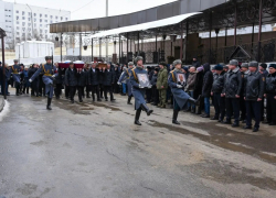 «Никто не мог сдержать слез»: в Волгограде похоронили двух разбившихся в ДТП полицейских