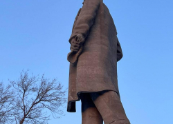 Самый большой памятник Ленину обрушается в Волгограде