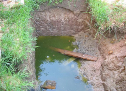 Двухлетняя девочка утонула в яме с водой под Волгоградом 
