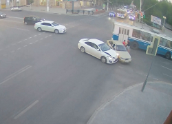 На видео попало избиение водителем Mazda виновника ДТП в центре Волгограда