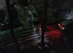 Под Волгоградом полчаса толкали застрявшую скорую: спасение сняли на видео