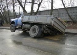 Чиновники напомнили водителям о торчащих на дороге  люках в Волгограде