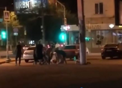 СК проверяет массовую драку возле Ворошиловского ТЦ  — тяжело пострадал парень 