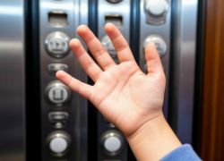 Годовалая девочка госпитализирована после удара током в лифте в Волгограде