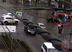 Volkswagen сбил женщину с ребенком на переходе в Волгограде: видео
