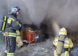 Эпицентр пожара на стройбазе «Тулак» сняли на видео