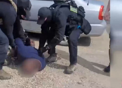 «Руки за спину, пароль от телефона»: жесткое задержание попало на видео в Волгограде