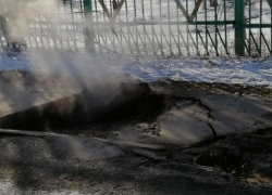 Опасный провал бетонной плиты у входа в школу №85 в Волгограде огородили