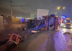 Фура протаранила ограждение напротив ТРЦ «Акварель» в Волгограде