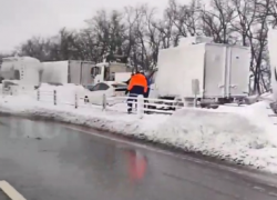 Более 10 часов без движения: волгоградец показал снежный армагеддон в Ростовской области