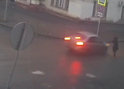 Красотку с телефоном сбила машина на пустой дороге в Волгограде — видео