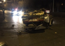 ВАЗ перевернулся ночью на скользкой дороге в Волгограде