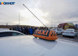 Таксист после конфликта сбил пассажира в Волгограде