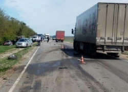 В тройном ДТП под Волгоградом погибла женщина и пострадали 5 человек, включая двоих детей