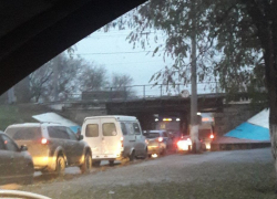 Фура застряла под мостом в Волгограде
