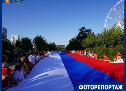 Учащенно забились сердца: 80-метровый флаг России развернули в центре Волгограда