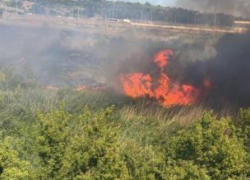 Масштабный пожар в день матча Суперкубка тушат возле Мамаева кургана: видео  