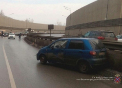 Дама на Daewoo протаранила бетонное ограждение в тоннеле на Тулака