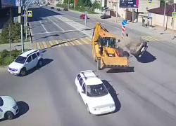 Nissan протаранил в центре Волгограда трактор: кувырок попал на видео