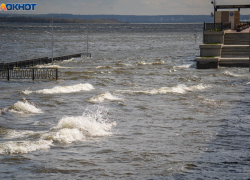 Волгу начало штормить во время арктического циклона в Волгограде: тонут люди и яхты