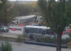 Фура улетела в траншею на западе Волгограда ﻿