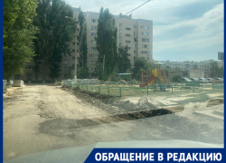 Автомобилисты забрали у детей спортплощадку и превратили двор в "жижу грязи": волгоградцы