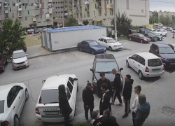 Массовая драка волгоградских подростков в Жилгородке с палками и арматурой попала на видео 