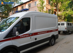 Иномарка сбила волгоградку и скрылась с места ДТП 