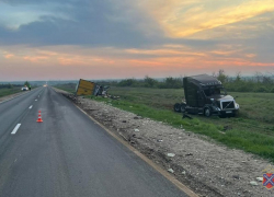 Два грузовика влетели лоб в лоб на волгоградской трассе: видео смертельных последствий