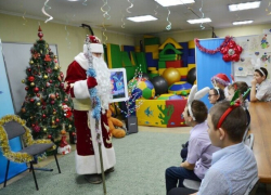 Ричард теперь с пистолетом: переодетый Дедом Морозом депутат махнул на елку в Михайловку