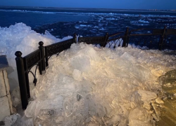 Глыбы льда смяли ротонду на набережной в Волгоградской области