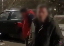 Погром с куском трубы в руках устроил из-за парковки разъяренный волгоградец: последствия впечатляют