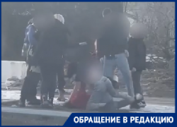 Массовая драка взрослых с девочкой-подростком попала на видео в Волгограде