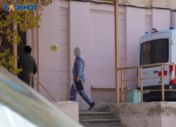 Более тысячи волгоградцев заражаются ежедневно коронавирусом: медикам доплачивают, у госпиталей палатки