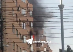 Полыхающую квартиру на СХИ сняли на видео в Волгограде