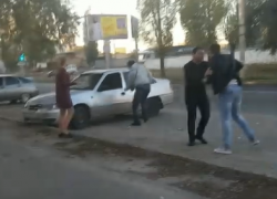 Потасовка у букмекерского клуба в Волгограде попала на видео