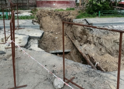 Двор на Спартановке парализовали коммунальные раскопки 