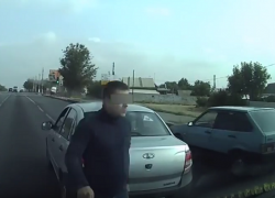 На видео попали дорожные разборки трех водителей в Волгограде