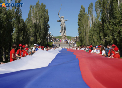 Они будто одноразовые: флаги РФ на 3 млн снова закупают в Волгограде